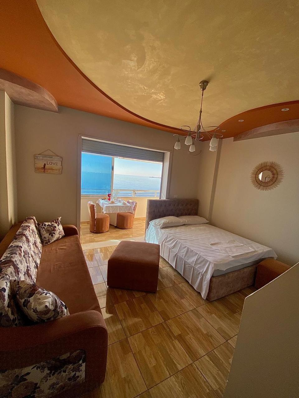 Cozy Beachfront Room Durrës Esterno foto