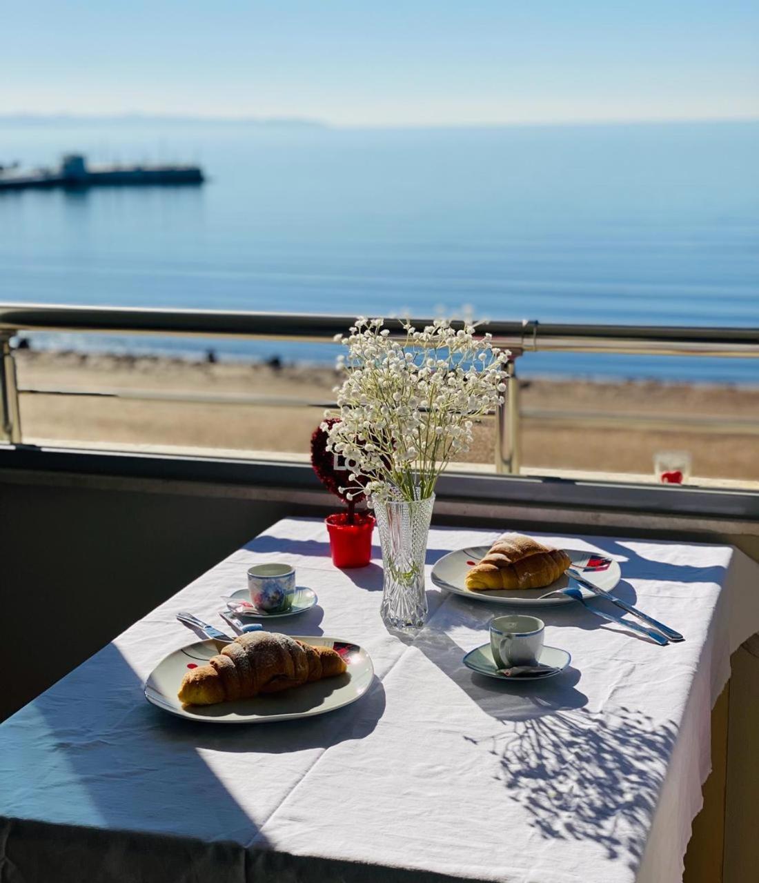 Cozy Beachfront Room Durrës Esterno foto