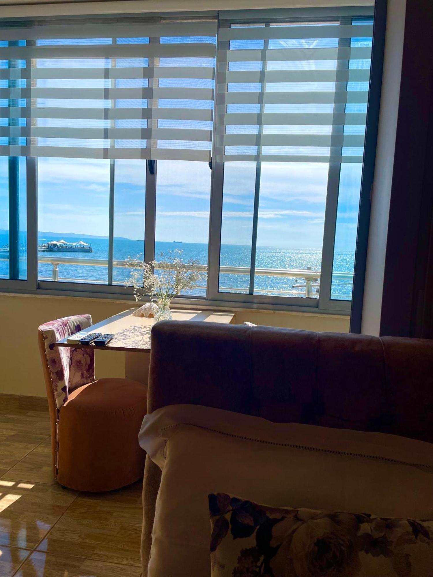 Cozy Beachfront Room Durrës Esterno foto